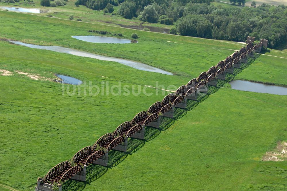 Dömitz aus der Vogelperspektive: erhaltenen Reste Eisenbahnbrücke Dömitz auf der Dömitz gegenüberliegenden Elbseite.