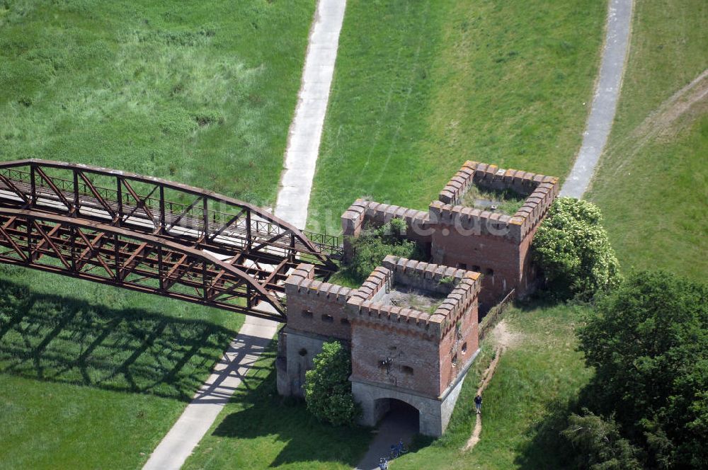 Luftaufnahme Dömitz - erhaltenen Reste Eisenbahnbrücke Dömitz auf der Dömitz gegenüberliegenden Elbseite.