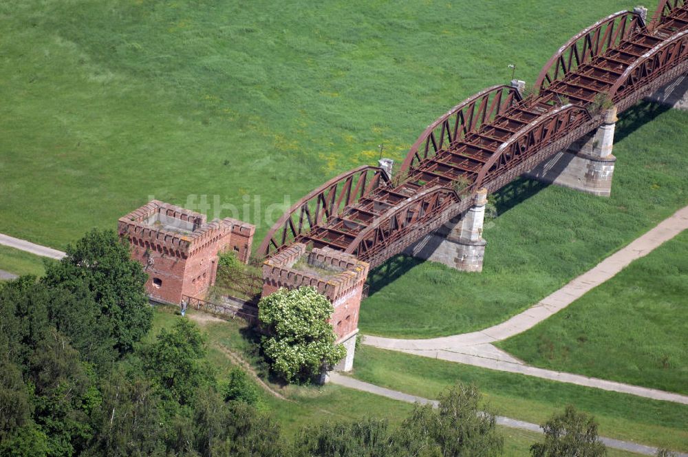 Dömitz von oben - erhaltenen Reste Eisenbahnbrücke Dömitz auf der Dömitz gegenüberliegenden Elbseite.