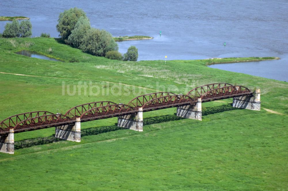 Dömitz aus der Vogelperspektive: erhaltenen Reste Eisenbahnbrücke Dömitz auf der Dömitz gegenüberliegenden Elbseite.