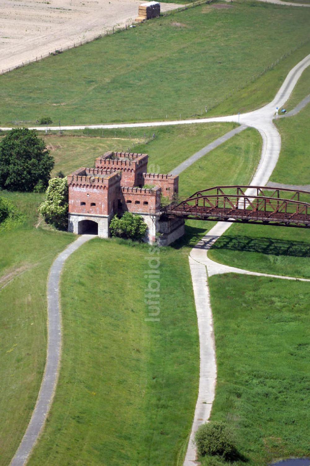 Luftbild Dömitz - erhaltenen Reste Eisenbahnbrücke Dömitz auf der Dömitz gegenüberliegenden Elbseite.