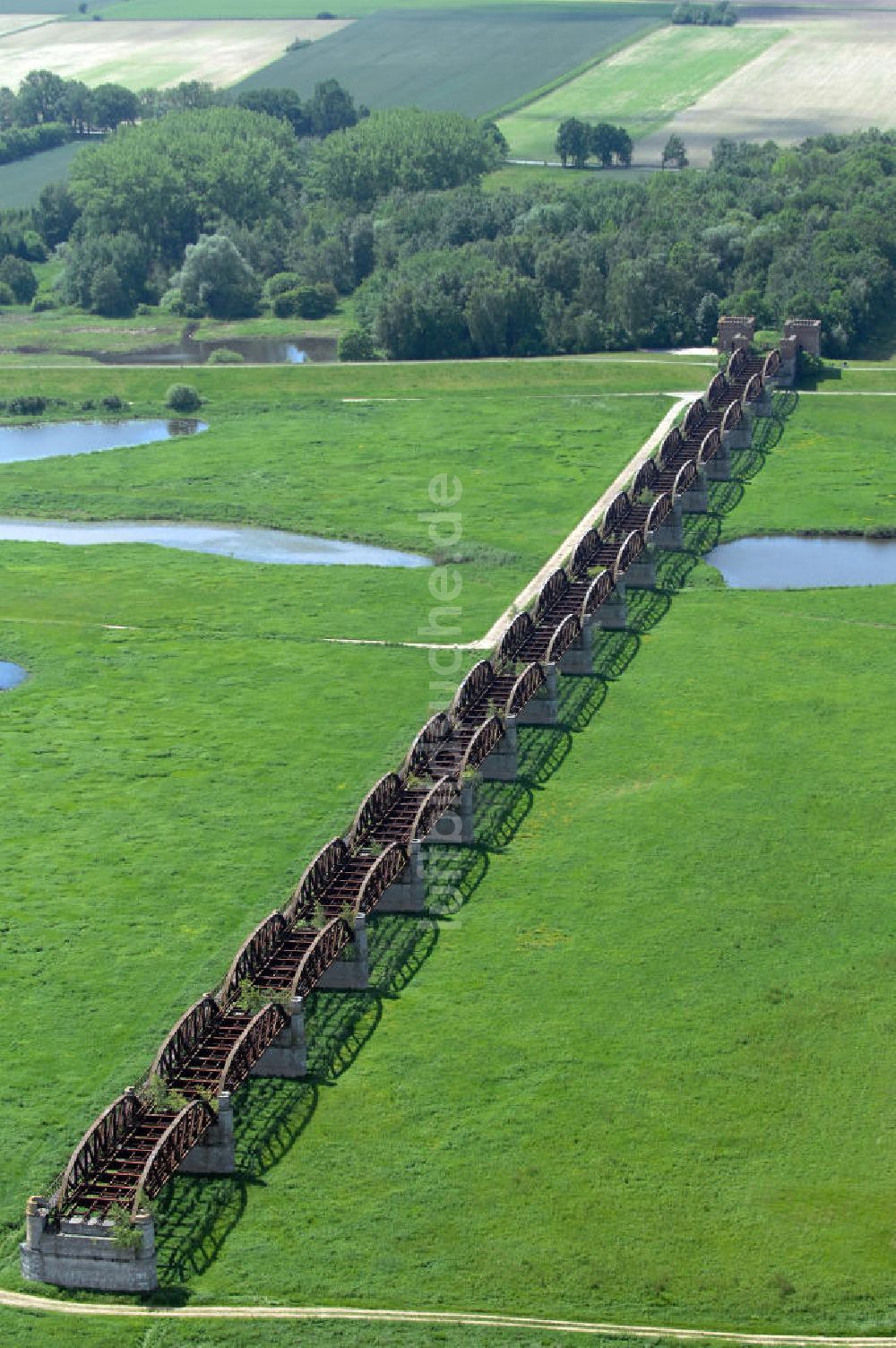 Luftbild Dömitz - erhaltenen Reste Eisenbahnbrücke Dömitz auf der Dömitz gegenüberliegenden Elbseite.