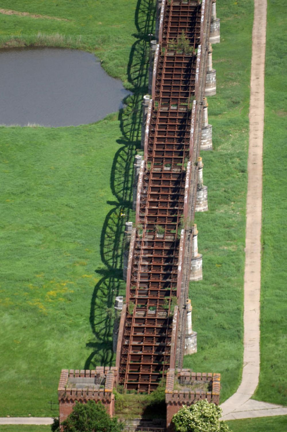 Dömitz von oben - erhaltenen Reste Eisenbahnbrücke Dömitz auf der Dömitz gegenüberliegenden Elbseite.