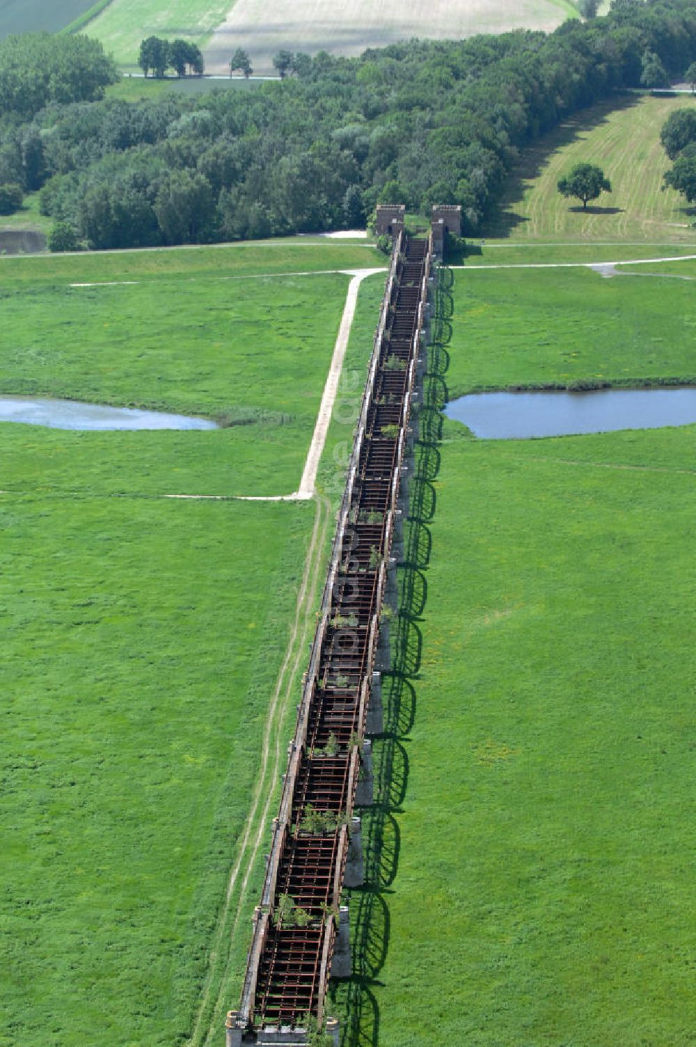 Luftbild Dömitz - erhaltenen Reste Eisenbahnbrücke Dömitz auf der Dömitz gegenüberliegenden Elbseite.