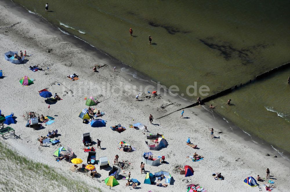 Ostseebad Graal Müritz aus der Vogelperspektive: Erholungs- und Badebetrieb bei sonnigem Wetter am Strand des Ostseeheilbades Graal-Müritz