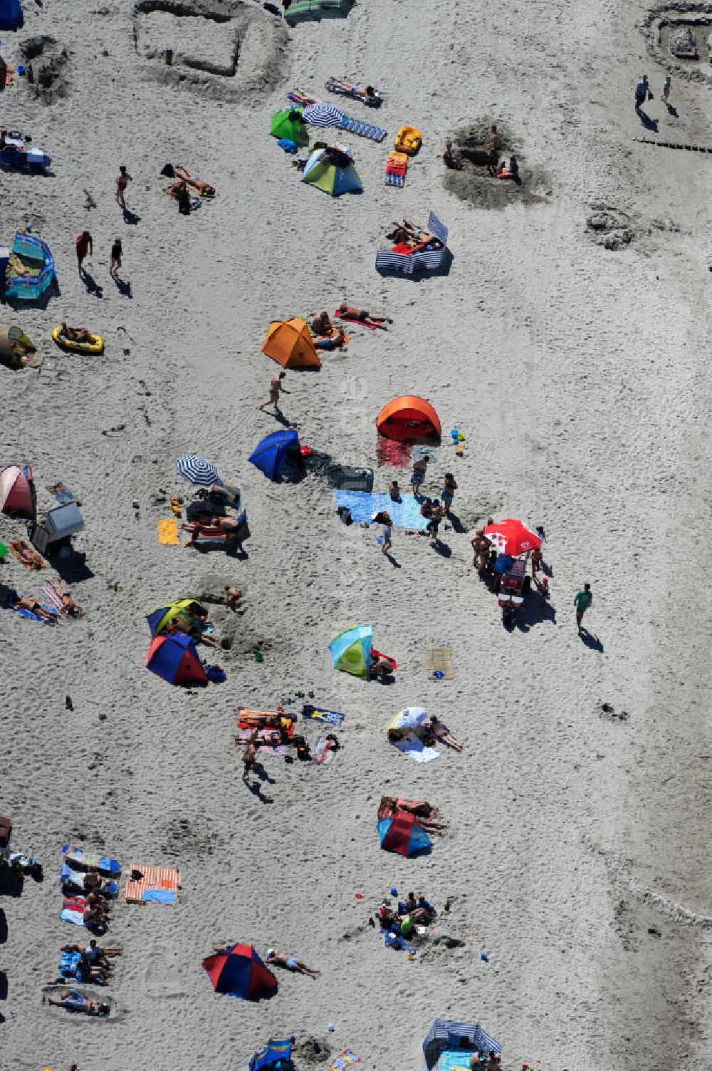 Luftbild Ostseebad Graal Müritz - Erholungs- und Badebetrieb bei sonnigem Wetter am Strand des Ostseeheilbades Graal-Müritz