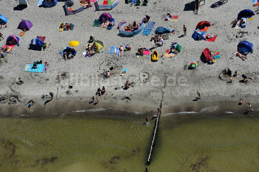 Ostseebad Graal Müritz von oben - Erholungs- und Badebetrieb bei sonnigem Wetter am Strand des Ostseeheilbades Graal-Müritz