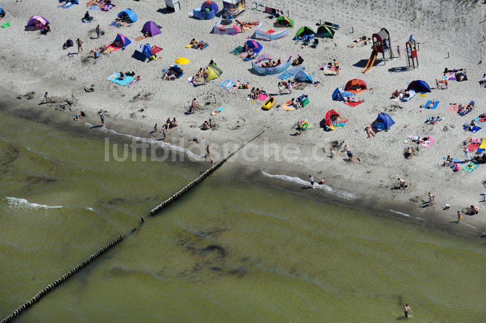 Ostseebad Graal Müritz aus der Vogelperspektive: Erholungs- und Badebetrieb bei sonnigem Wetter am Strand des Ostseeheilbades Graal-Müritz