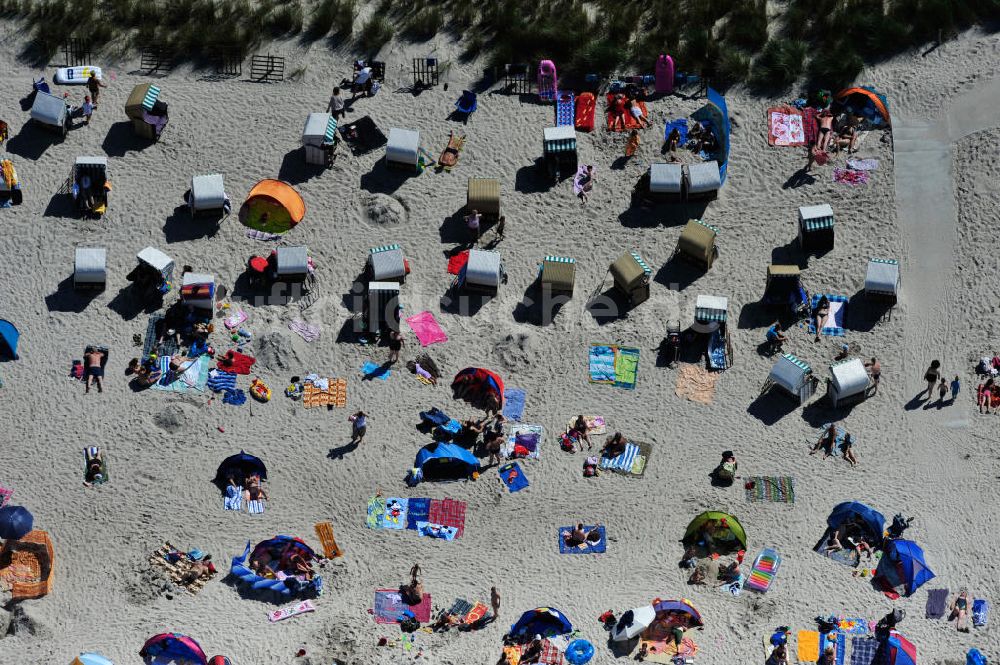 Ostseebad Graal Müritz von oben - Erholungs- und Badebetrieb bei sonnigem Wetter am Strand des Ostseeheilbades Graal-Müritz