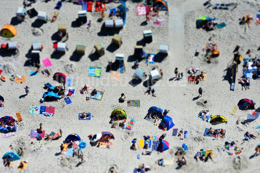 Ostseebad Graal Müritz aus der Vogelperspektive: Erholungs- und Badebetrieb bei sonnigem Wetter am Strand des Ostseeheilbades Graal-Müritz