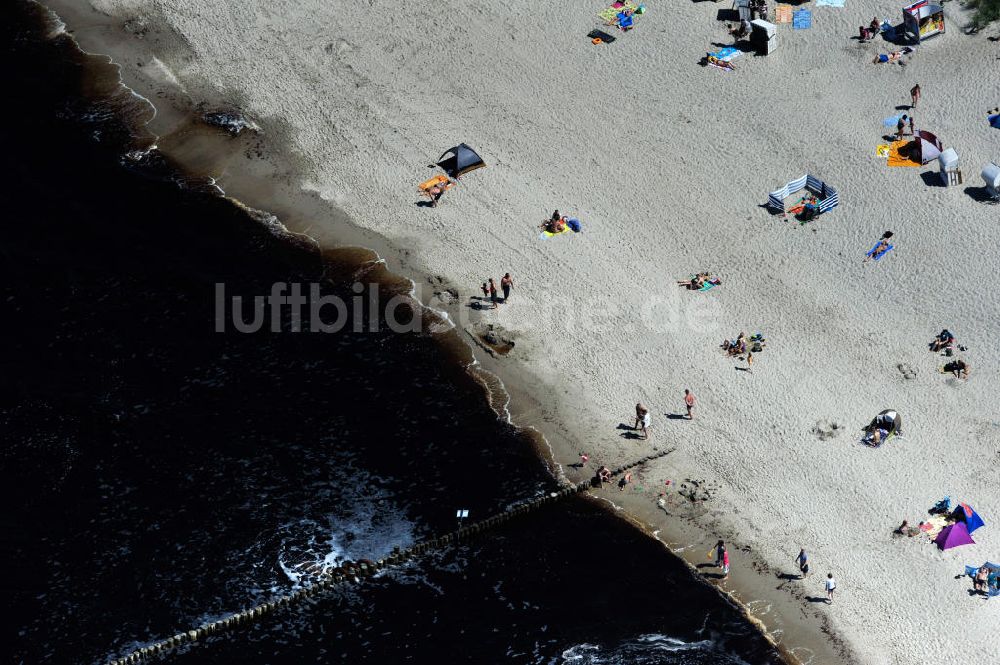 Luftaufnahme Ostseebad Graal Müritz - Erholungs- und Badebetrieb bei sonnigem Wetter am Strand des Ostseeheilbades Graal-Müritz