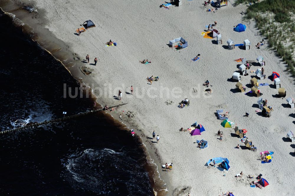 Ostseebad Graal Müritz von oben - Erholungs- und Badebetrieb bei sonnigem Wetter am Strand des Ostseeheilbades Graal-Müritz