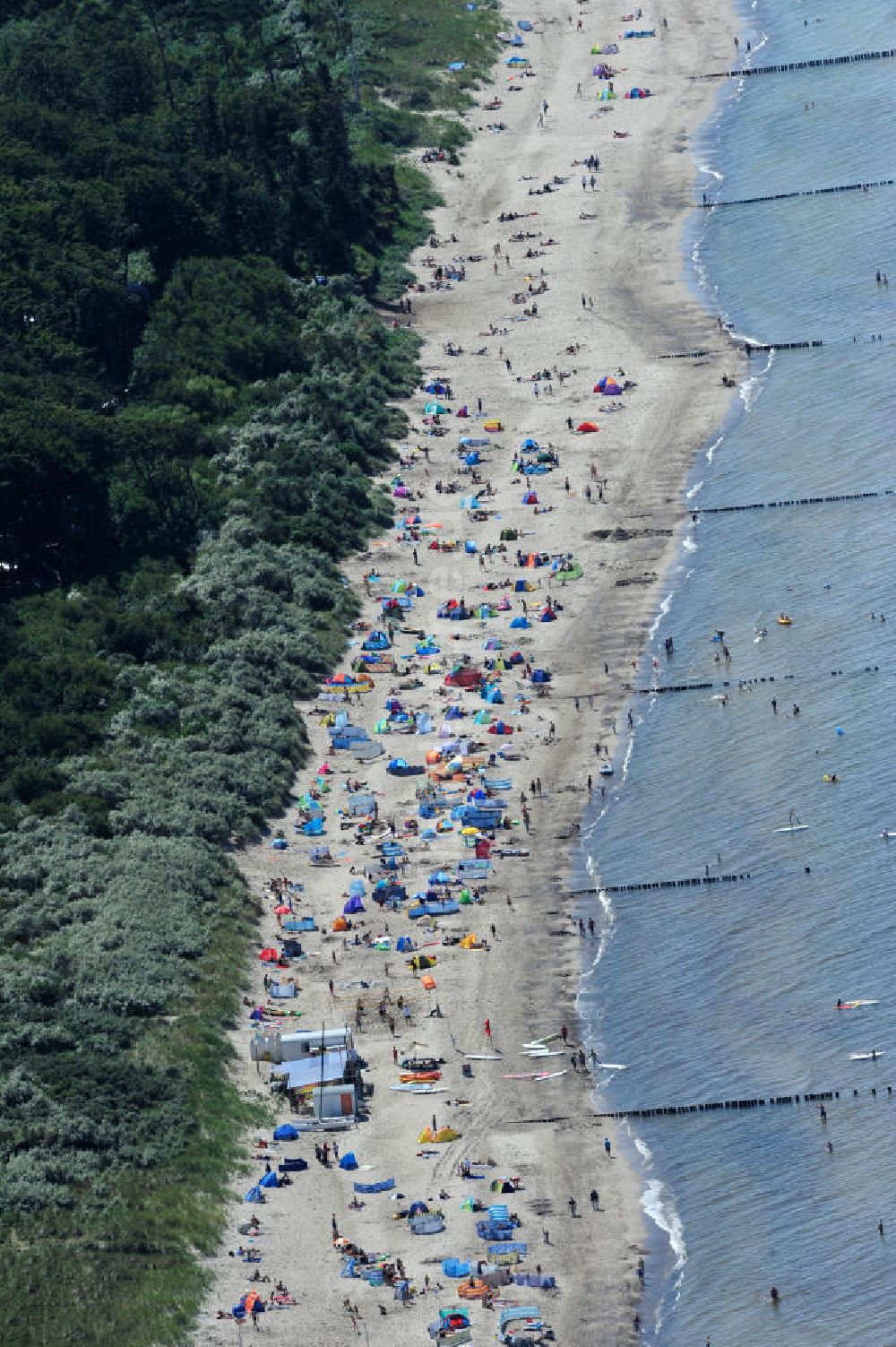 Ostseebad Graal Müritz aus der Vogelperspektive: Erholungs- und Badebetrieb bei sonnigem Wetter am Strand des Ostseeheilbades Graal-Müritz