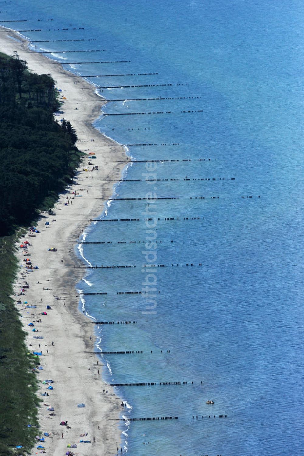 Luftbild Ostseebad Graal Müritz - Erholungs- und Badebetrieb bei sonnigem Wetter am Strand des Ostseeheilbades Graal-Müritz