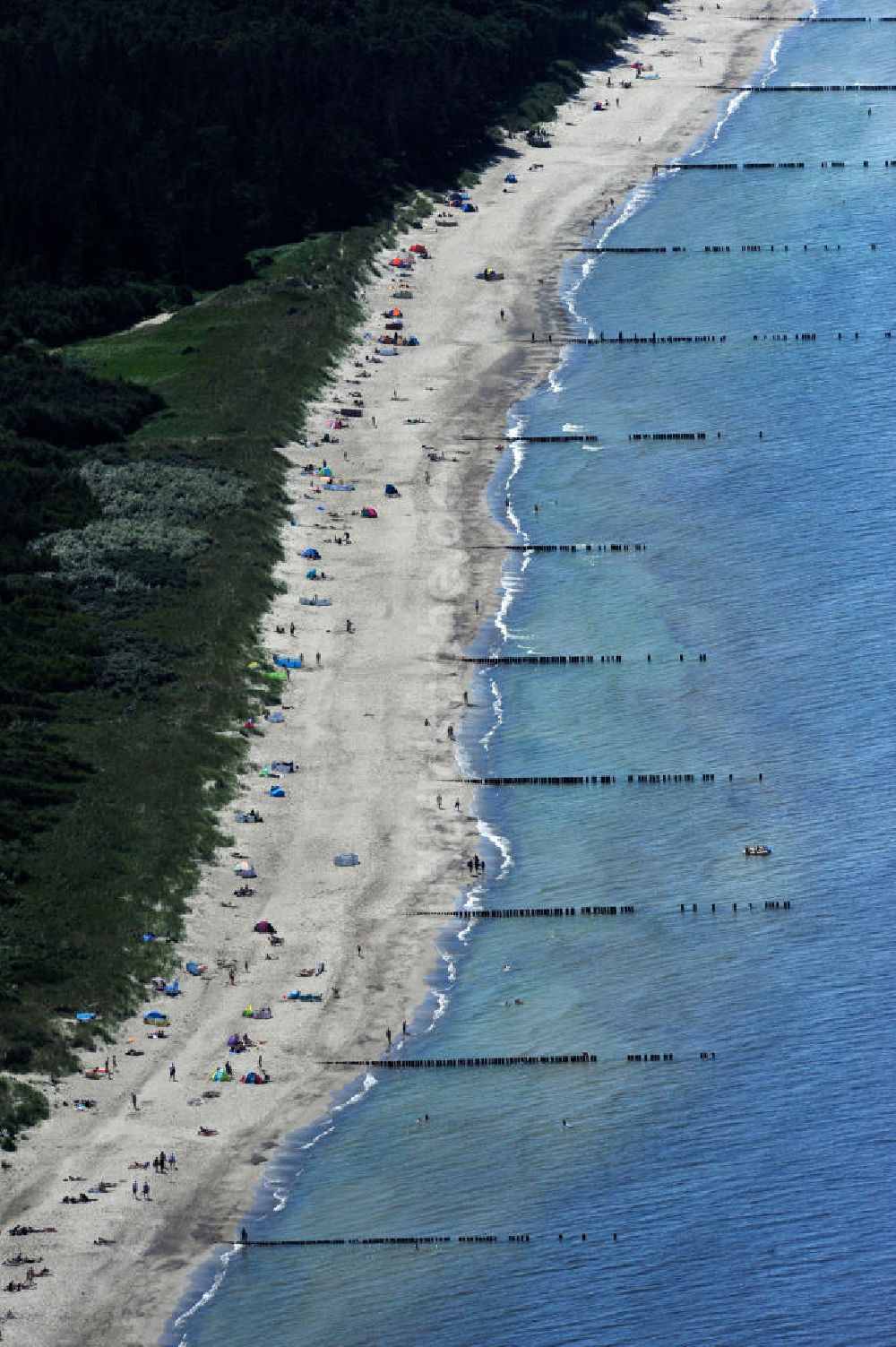 Ostseebad Graal Müritz von oben - Erholungs- und Badebetrieb bei sonnigem Wetter am Strand des Ostseeheilbades Graal-Müritz