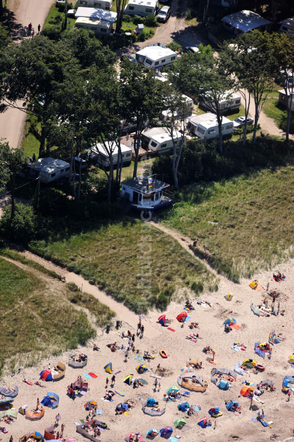 Ostseebad Graal Müritz aus der Vogelperspektive: Erholungs- und Badebetrieb bei sonnigem Wetter am Strand des Ostseeheilbades Graal-Müritz