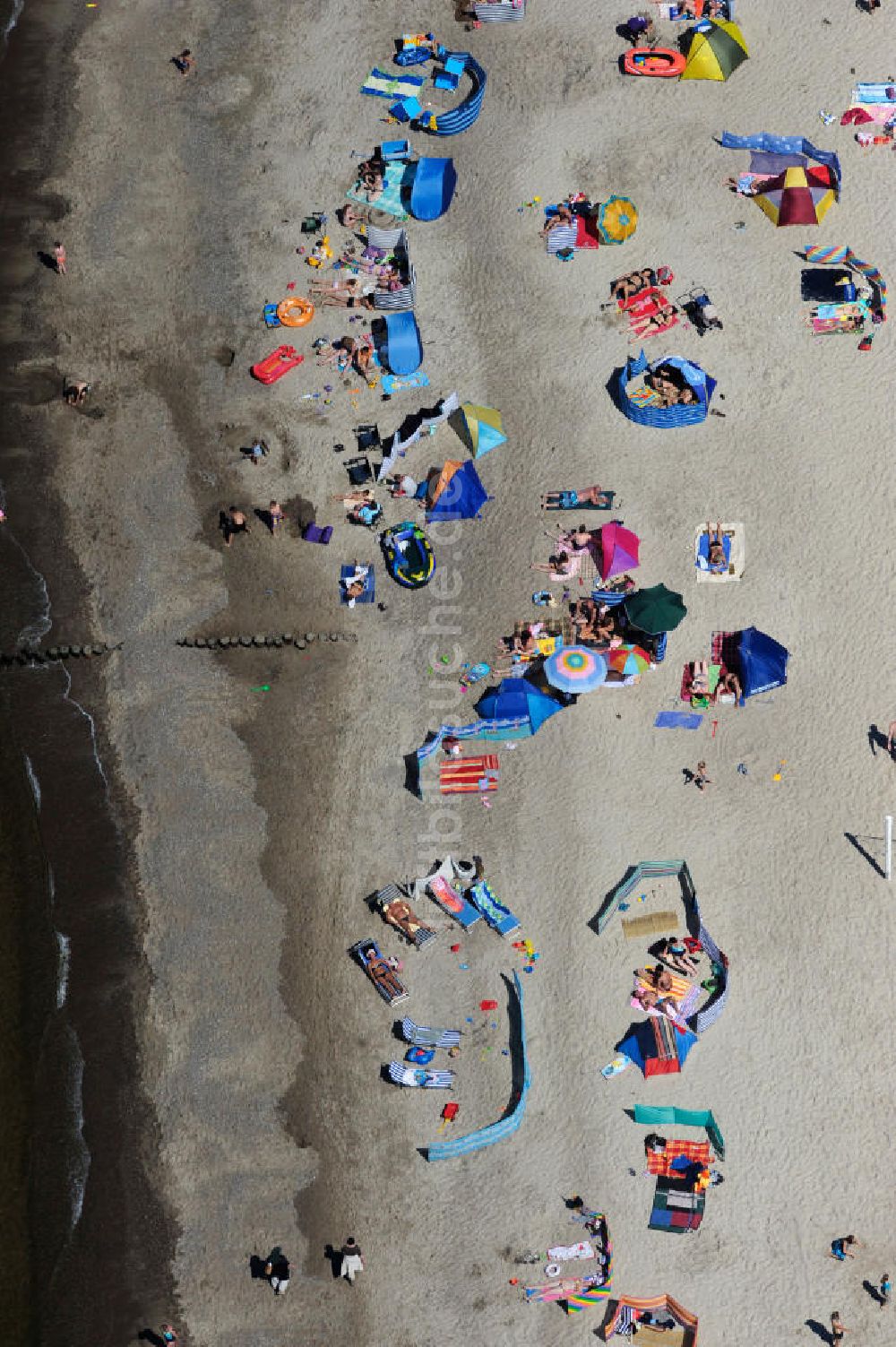 Luftbild Ostseebad Graal Müritz - Erholungs- und Badebetrieb bei sonnigem Wetter am Strand des Ostseeheilbades Graal-Müritz