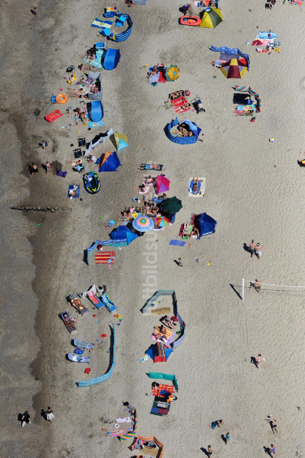 Luftaufnahme Ostseebad Graal Müritz - Erholungs- und Badebetrieb bei sonnigem Wetter am Strand des Ostseeheilbades Graal-Müritz