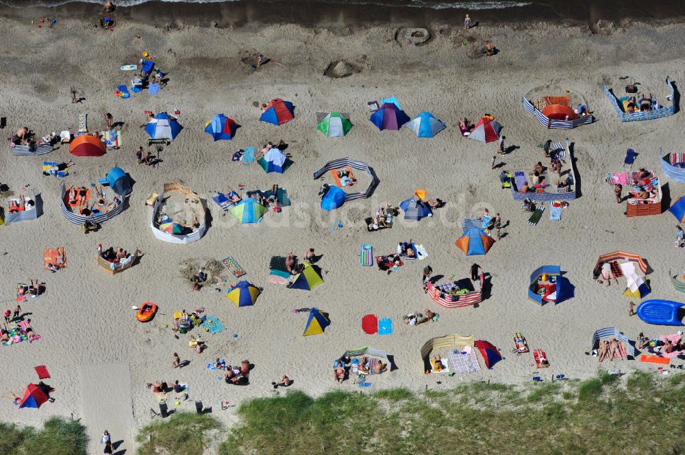 Ostseebad Graal Müritz aus der Vogelperspektive: Erholungs- und Badebetrieb bei sonnigem Wetter am Strand des Ostseeheilbades Graal-Müritz