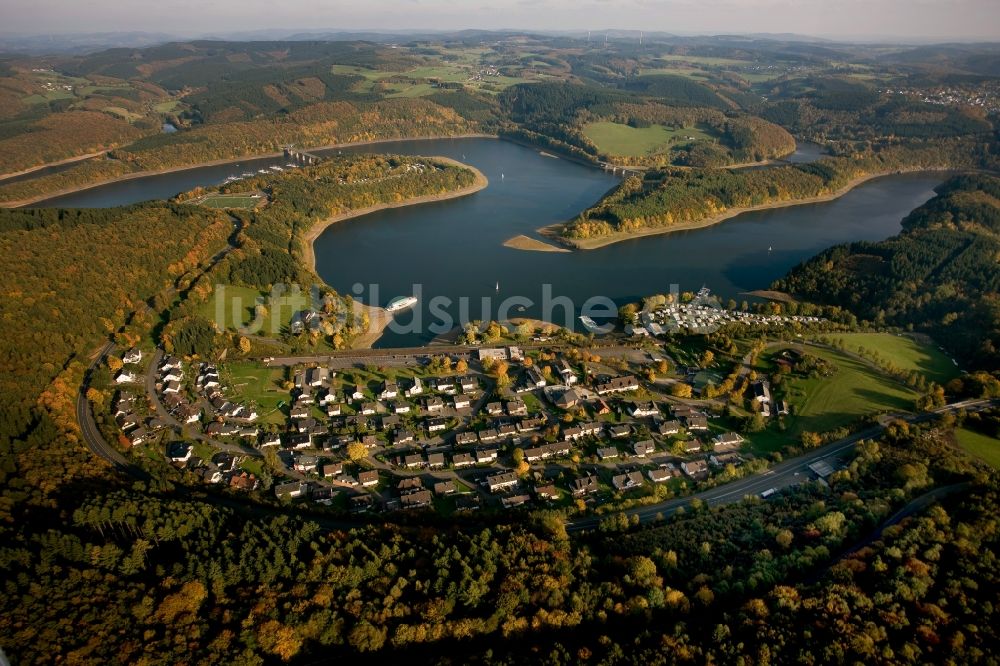 Olpe von oben - Erholungsgebiet Campingplatz am Ufer des See Biggesee an der auch Biggetalsperre - einem Stausee bei Olpe in Nordrhein-Westfalen