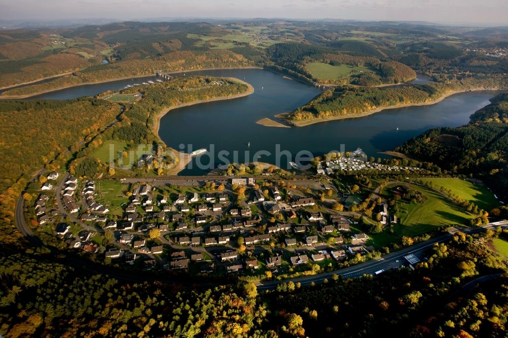 Olpe aus der Vogelperspektive: Erholungsgebiet Campingplatz am Ufer des See Biggesee an der auch Biggetalsperre - einem Stausee bei Olpe in Nordrhein-Westfalen