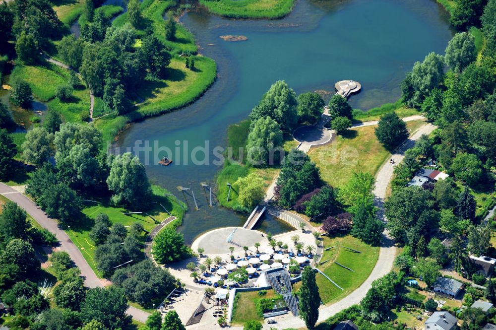 Berlin Britz von oben - Erholungspark Britzer Garten in Berlin