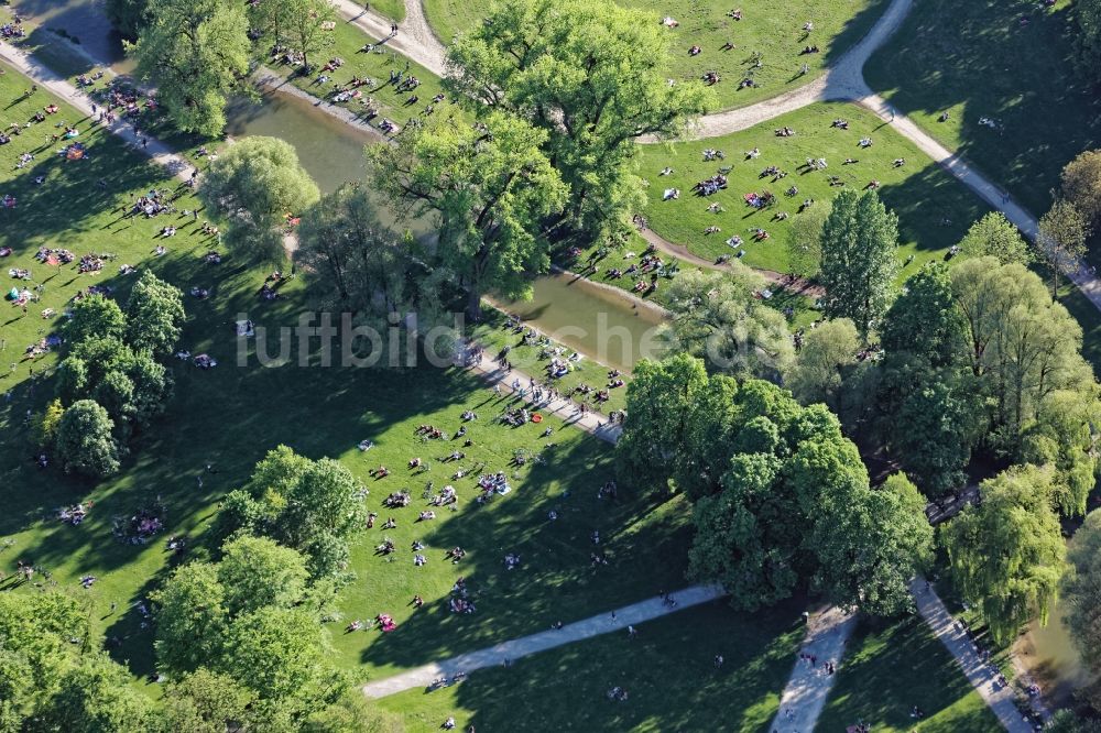 München von oben - Erholungspark Englischer Garten mit Schwabinger Bach in München im Bundesland Bayern