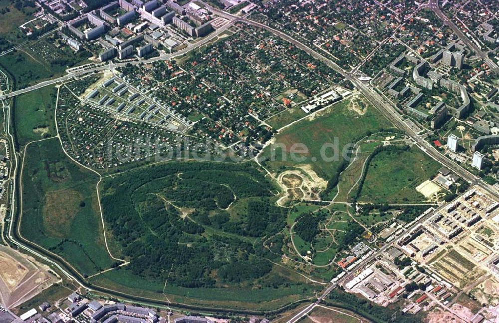 Berlin - Marzahn von oben - Erholungspark Marzahn aus 10000 ft Höhe.