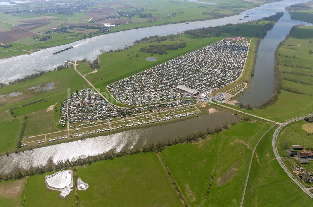 Wesel aus der Vogelperspektive: Erholungszentrum und Campingplatz am Rhein an der Gravinsel in Wesel im Bundesland Nordrhein-Westfalen