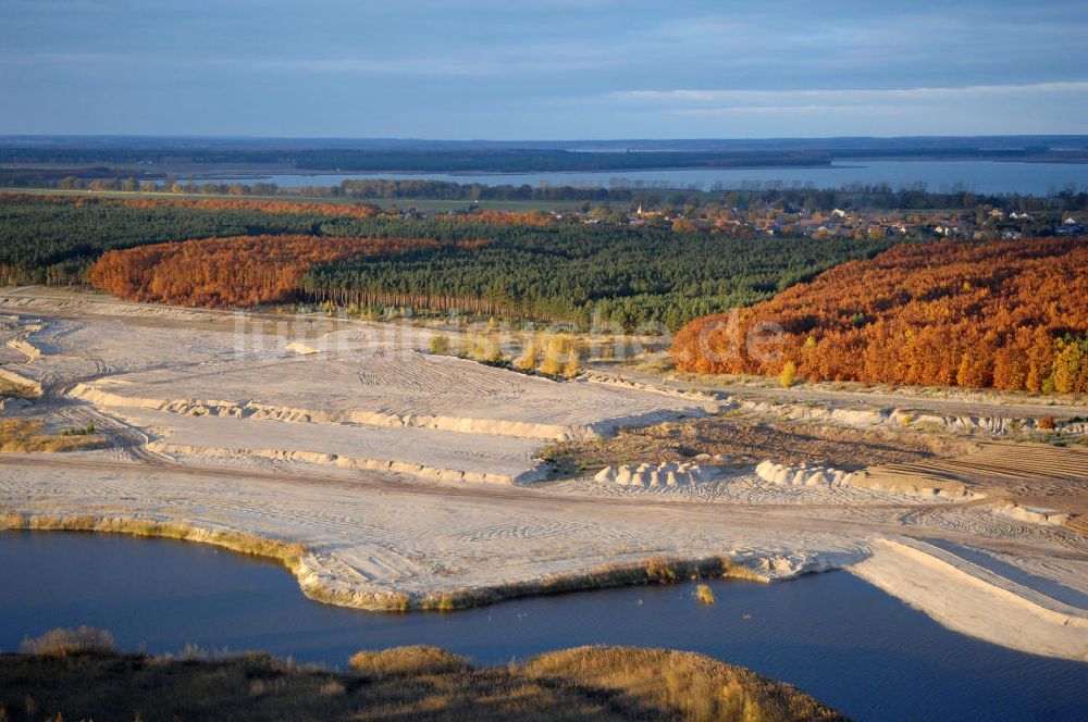 Luftbild Lauta - Erikasee bei Lauta mit herbstlichem Wald