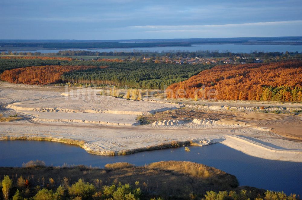 Luftaufnahme Lauta - Erikasee bei Lauta mit herbstlichem Wald