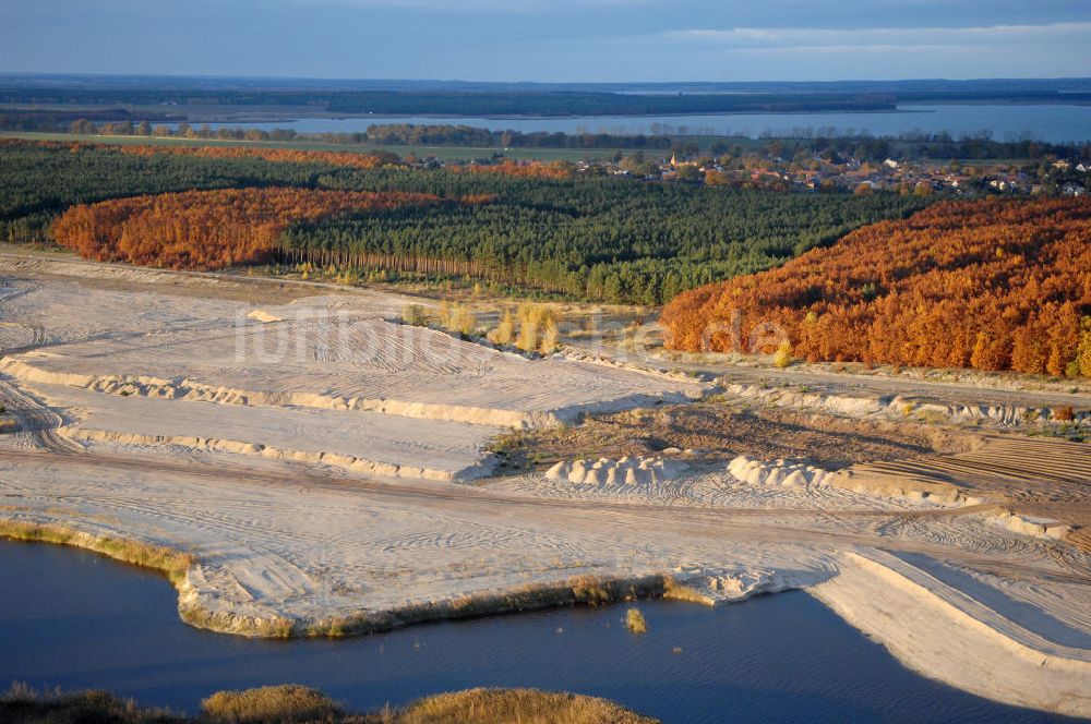 Lauta von oben - Erikasee bei Lauta mit herbstlichem Wald