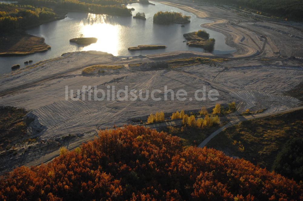 Lauta von oben - Erikasee bei Lauta mit herbstlichem Wald