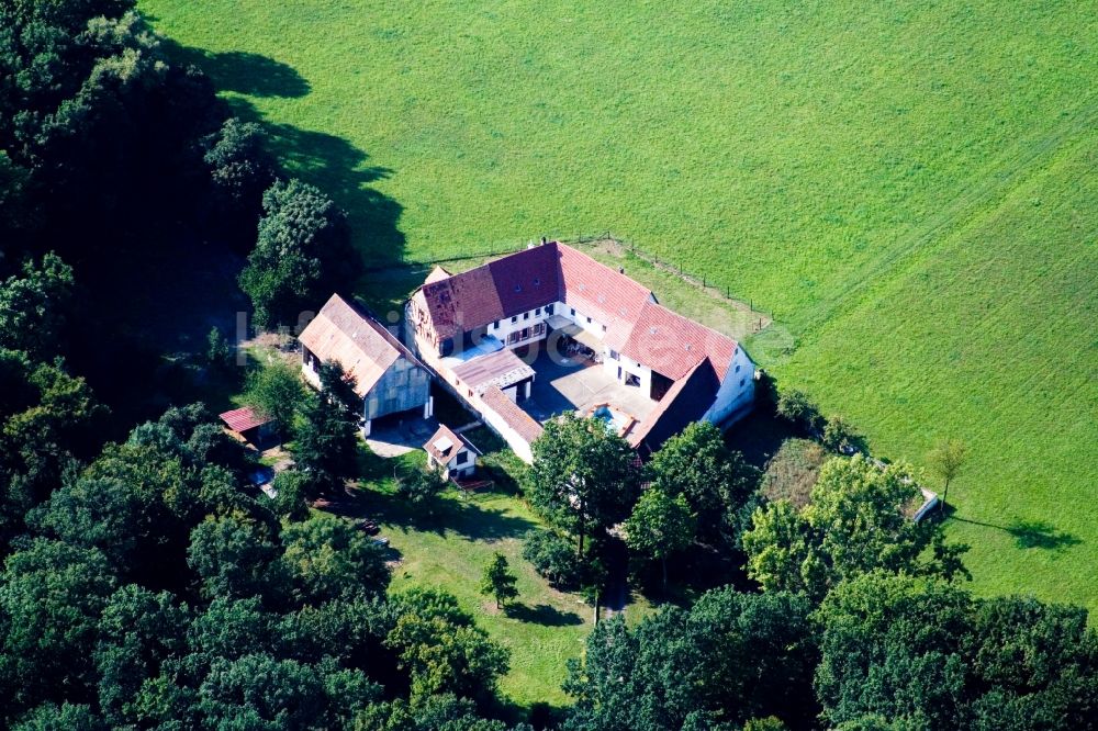 Luftbild Kandel - Erlenbacher Mühle - Gehöft eines Bauernhofes am Rand von bestellten Feldern in Kandel im Bundesland Rheinland-Pfalz