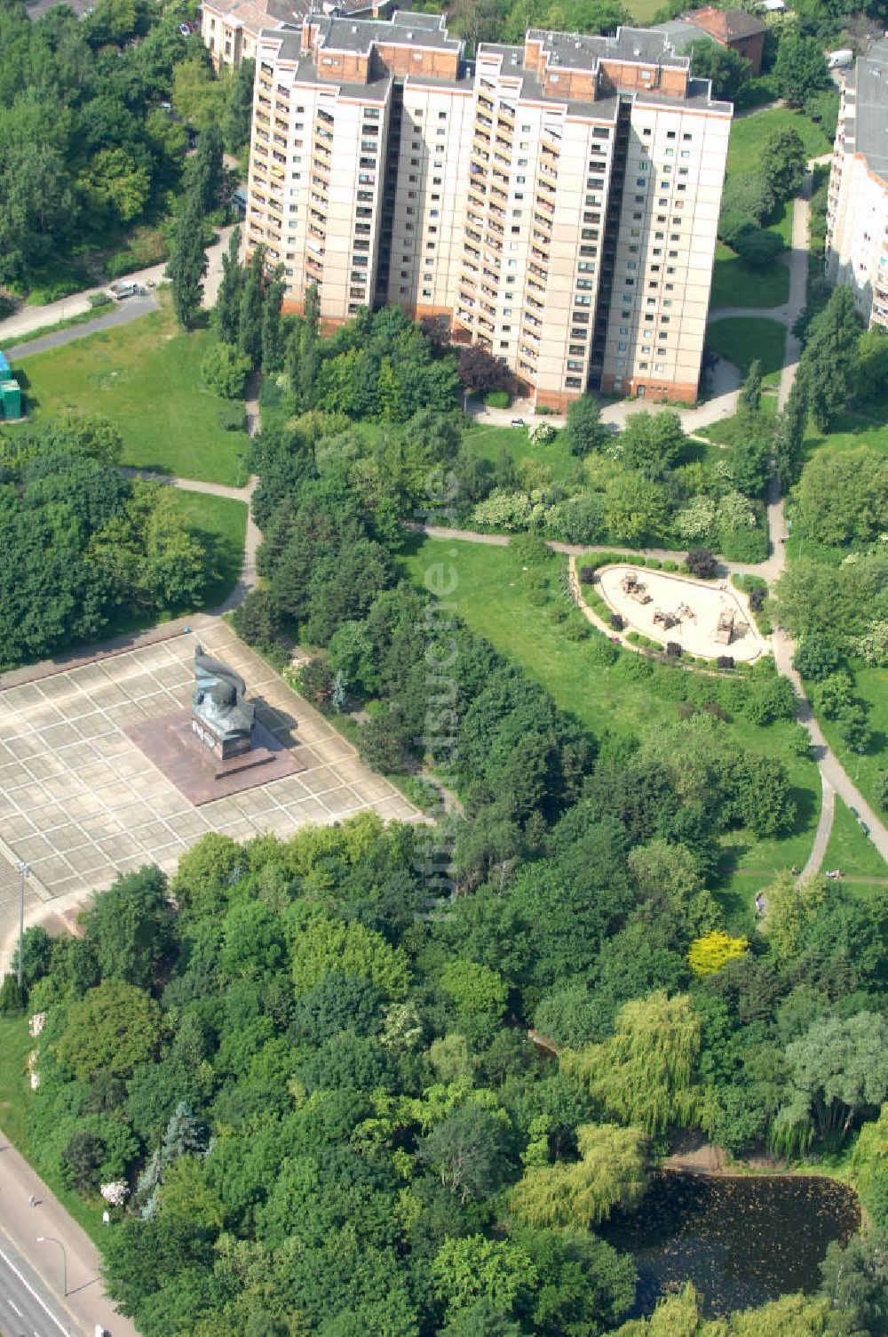 Berlin aus der Vogelperspektive: Ernst-Thälmann-Denkmal an der Greifswalder Straße im Berliner Ortsteil Prenzlauer Berg