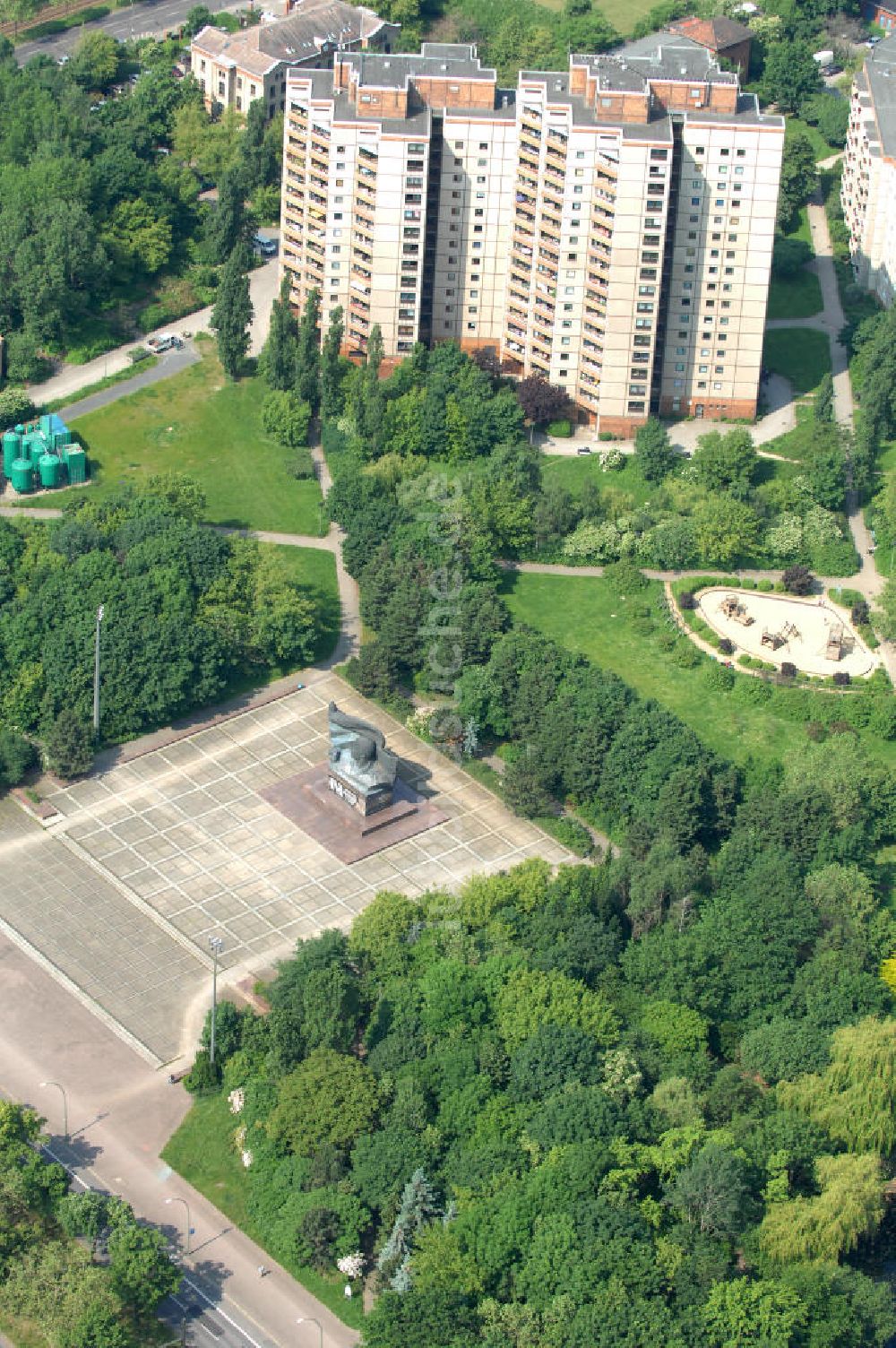 Luftbild Berlin - Ernst-Thälmann-Denkmal an der Greifswalder Straße im Berliner Ortsteil Prenzlauer Berg