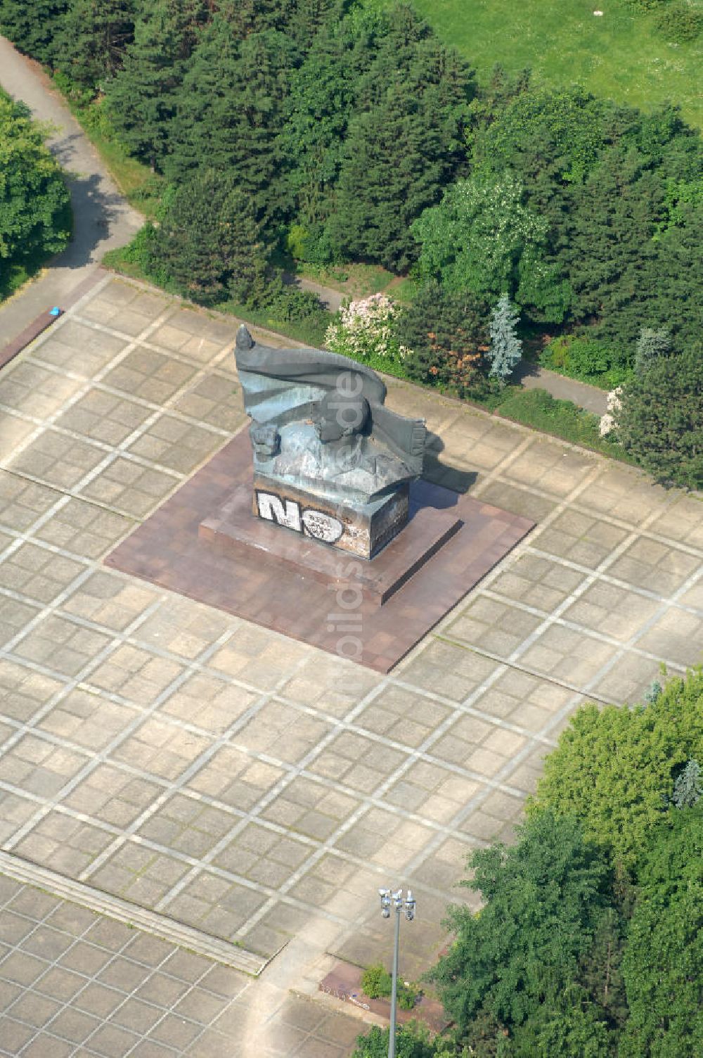 Luftaufnahme Berlin - Ernst-Thälmann-Denkmal an der Greifswalder Straße im Berliner Ortsteil Prenzlauer Berg