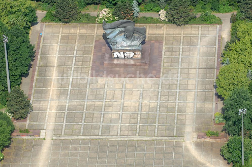 Berlin aus der Vogelperspektive: Ernst-Thälmann-Denkmal an der Greifswalder Straße im Berliner Ortsteil Prenzlauer Berg