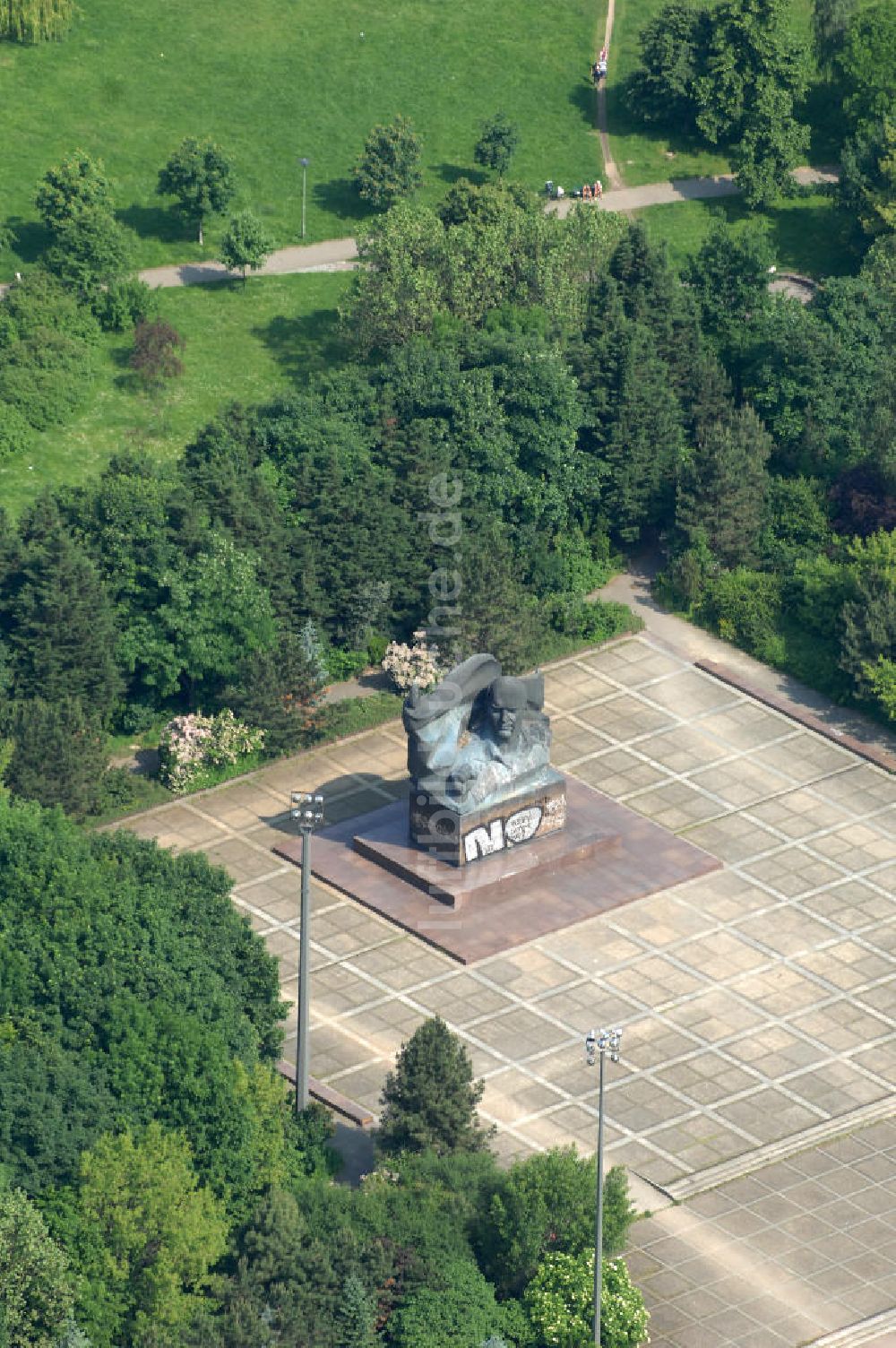 Luftbild Berlin - Ernst-Thälmann-Denkmal an der Greifswalder Straße im Berliner Ortsteil Prenzlauer Berg