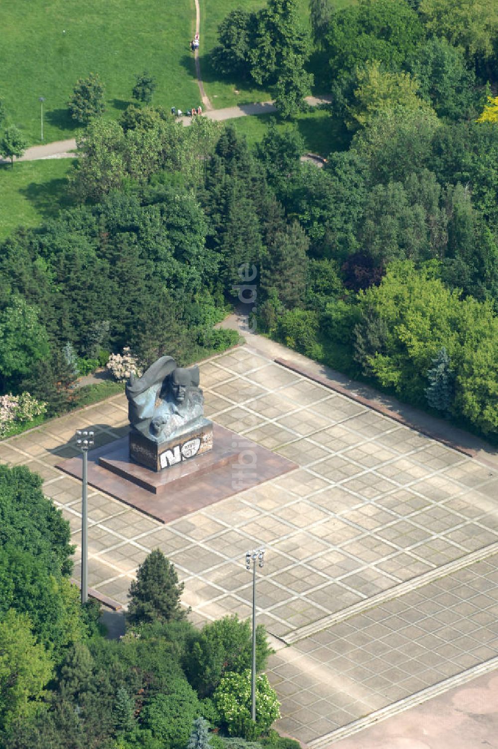 Luftaufnahme Berlin - Ernst-Thälmann-Denkmal an der Greifswalder Straße im Berliner Ortsteil Prenzlauer Berg