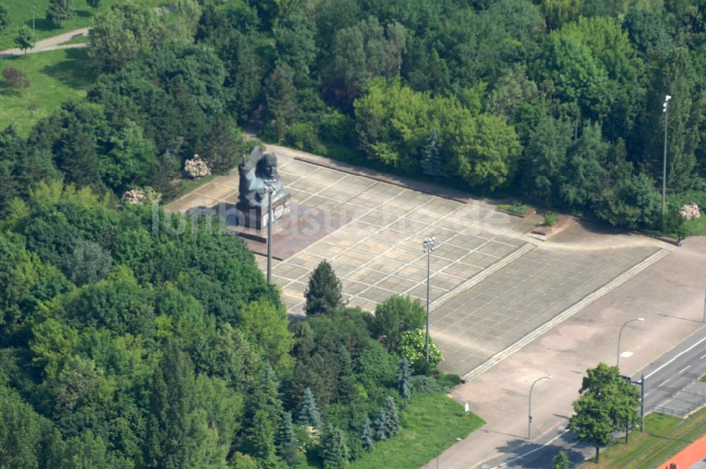 Berlin von oben - Ernst-Thälmann-Denkmal an der Greifswalder Straße im Berliner Ortsteil Prenzlauer Berg