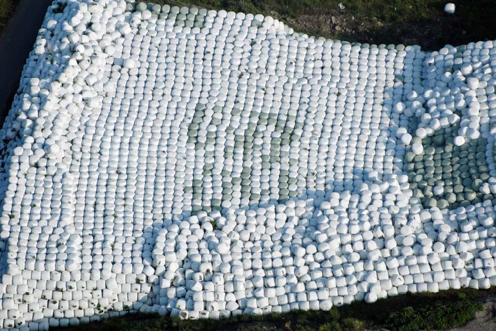 Luftbild Bechlingen - Ernte 2007 - Blick auf ein Meer frisch abgeernteter Strohballen auf dem Gelände der Abfallentsorgungsanlage Aßlar