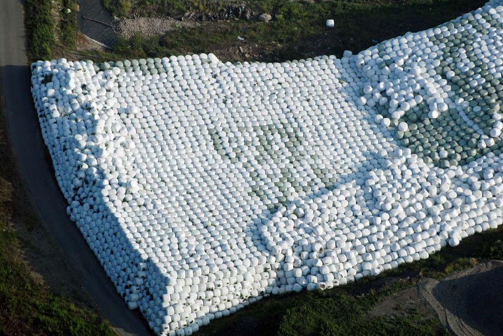 Luftaufnahme Bechlingen - Ernte 2007 - Blick auf ein Meer frisch abgeernteter Strohballen auf dem Gelände der Abfallentsorgungsanlage Aßlar