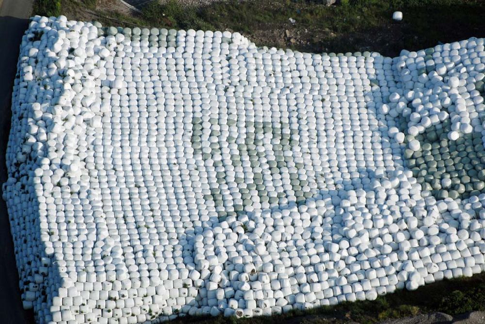 Bechlingen von oben - Ernte 2007 - Blick auf ein Meer frisch abgeernteter Strohballen auf dem Gelände der Abfallentsorgungsanlage Aßlar