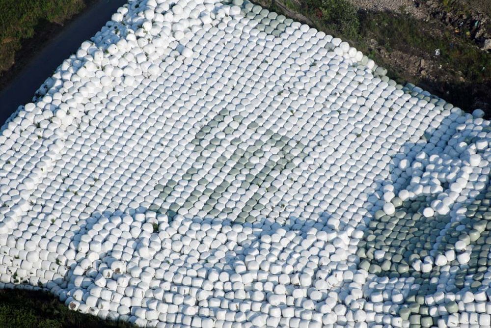 Luftbild Bechlingen - Ernte 2007 - Blick auf ein Meer frisch abgeernteter Strohballen auf dem Gelände der Abfallentsorgungsanlage Aßlar