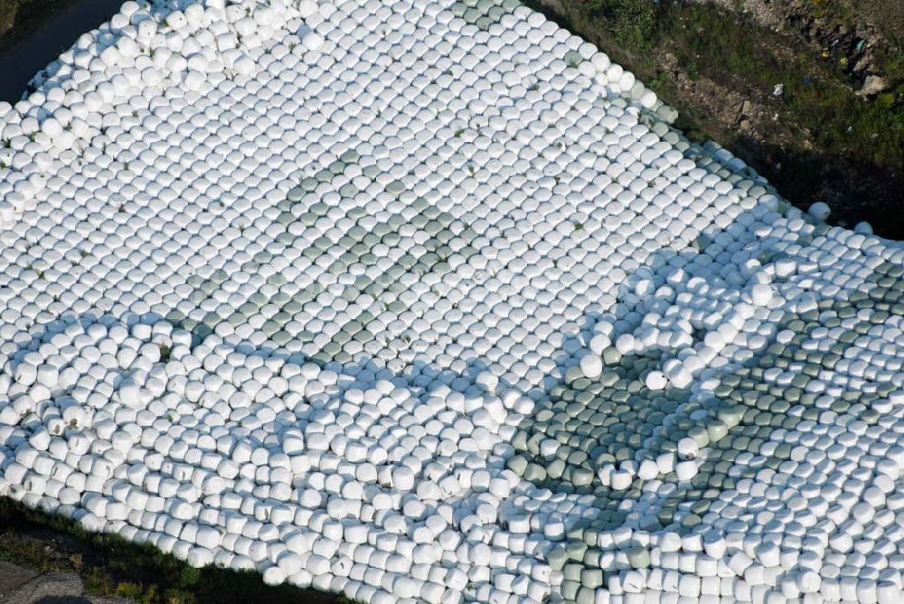 Luftaufnahme Bechlingen - Ernte 2007 - Blick auf ein Meer frisch abgeernteter Strohballen auf dem Gelände der Abfallentsorgungsanlage Aßlar