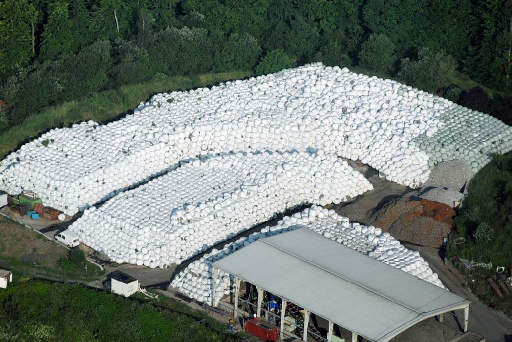 Bechlingen von oben - Ernte 2007 - Blick auf ein Meer frisch abgeernteter Strohballen auf dem Gelände der Abfallentsorgungsanlage Aßlar