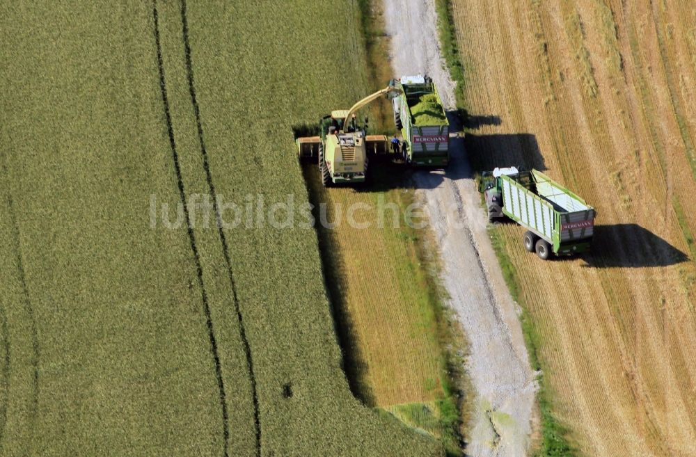 Luftbild Kranichfeld - Ernte auf einem Getreide- Feld bei Kranichfeld im Bundesland Thüringen