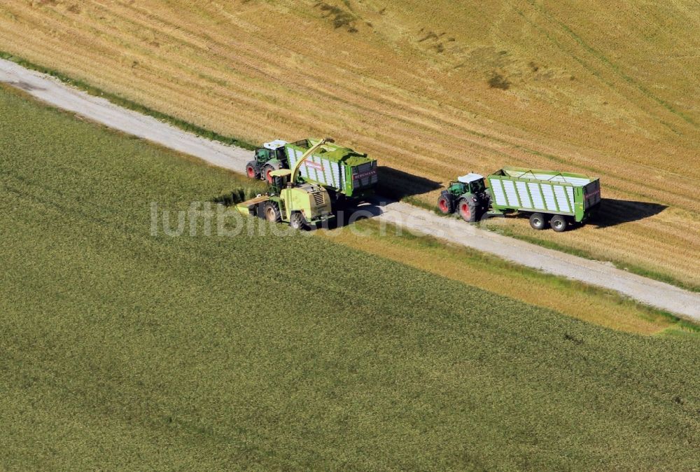 Luftaufnahme Kranichfeld - Ernte auf einem Getreide- Feld bei Kranichfeld im Bundesland Thüringen