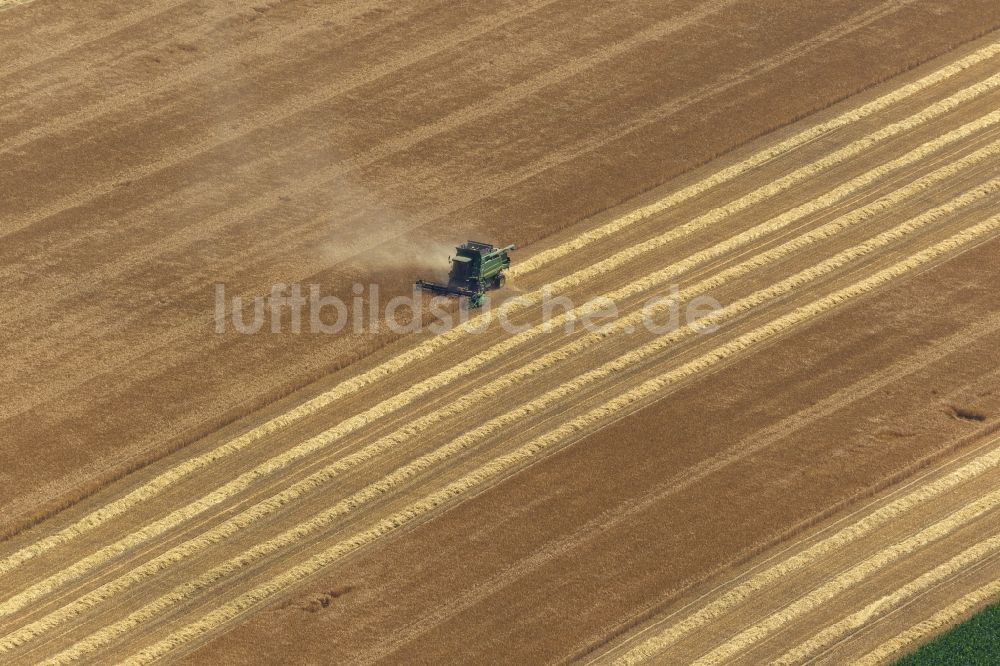 Dorsten von oben - Ernte auf Getreide - Feldern auf einem Landwirtschaftsbetrieb am Stadtrand von Dorsten in Nordrhein-Westfalen